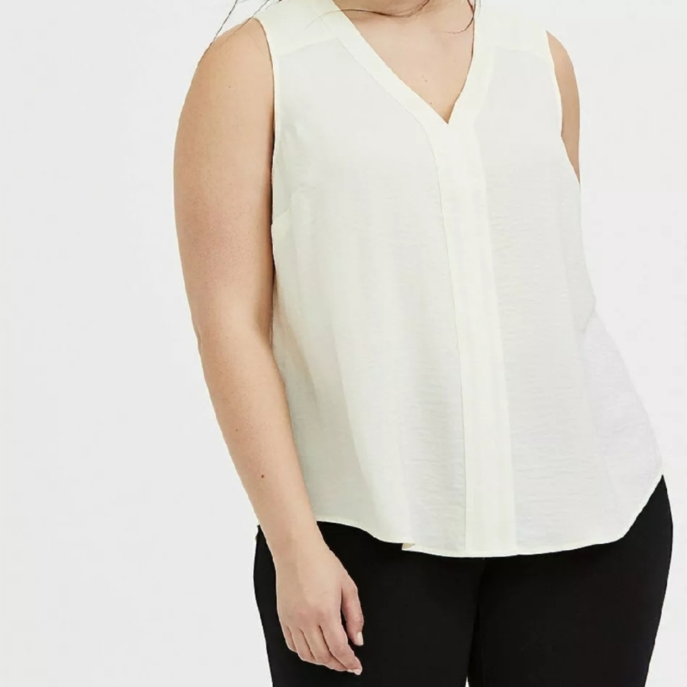 Torrid Ivory Textured Charmeuse Tank Size 4